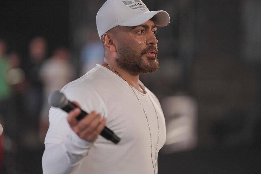 تامر حسني يستعيد ذكريات طفولته بفيديو ويَعِد الجمهور بمفاجأة