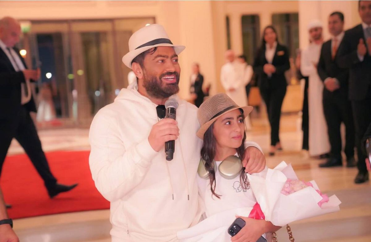 بالفيديو - إبنة تامر حسني توجه له رسالة وهو يردّ