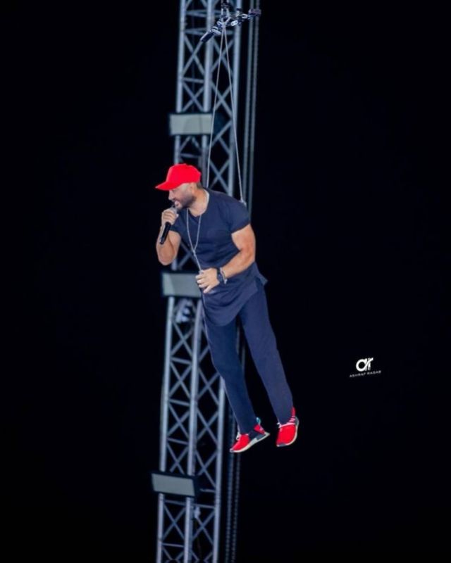 تامر حسني طائراً في الحفل