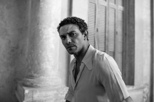 آسر ياسين يروّج لـ"ولاد رزق 3" بصور جديدة