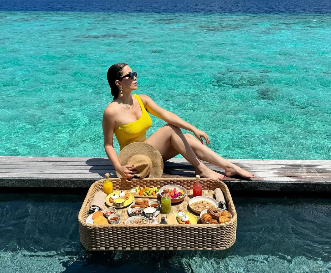 نسرين طافش تراقص بلوغر في اليونان مع ليلى عبدالله