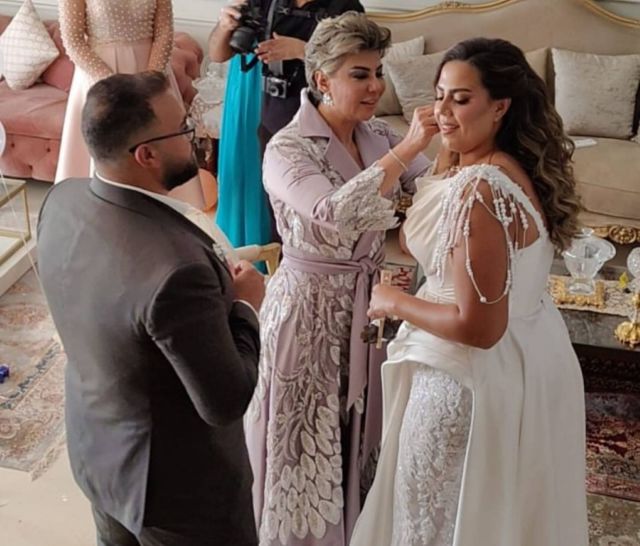 مفيدة شيحة وابنتها خلال الزفاف