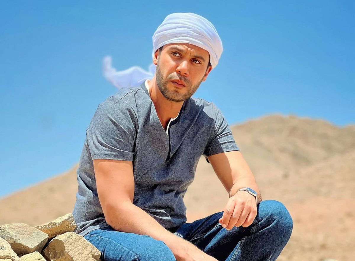 محمد إمام يمازح الجمهور بصورة لوالده 