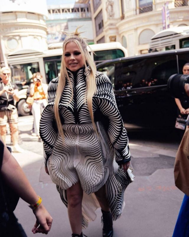أفريل لافين في عرض Iris van Herpen أفريل لافين في عرض Iris van Herpen