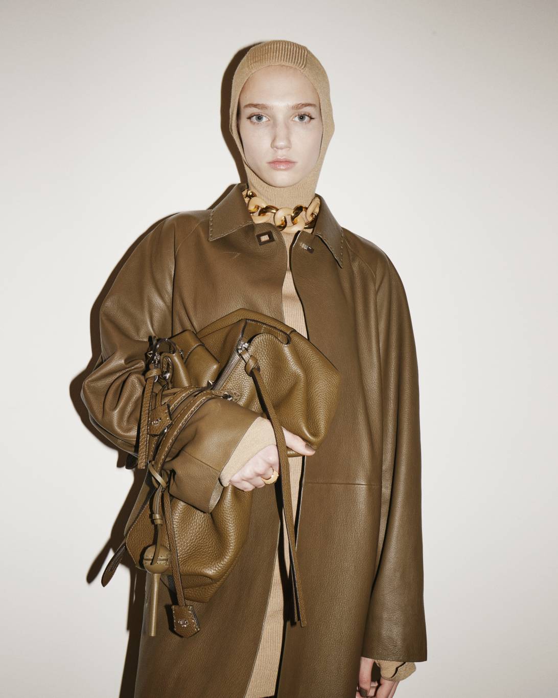 تألقي بحقيبة BY THE WAY SELLERIA العملية من FENDI