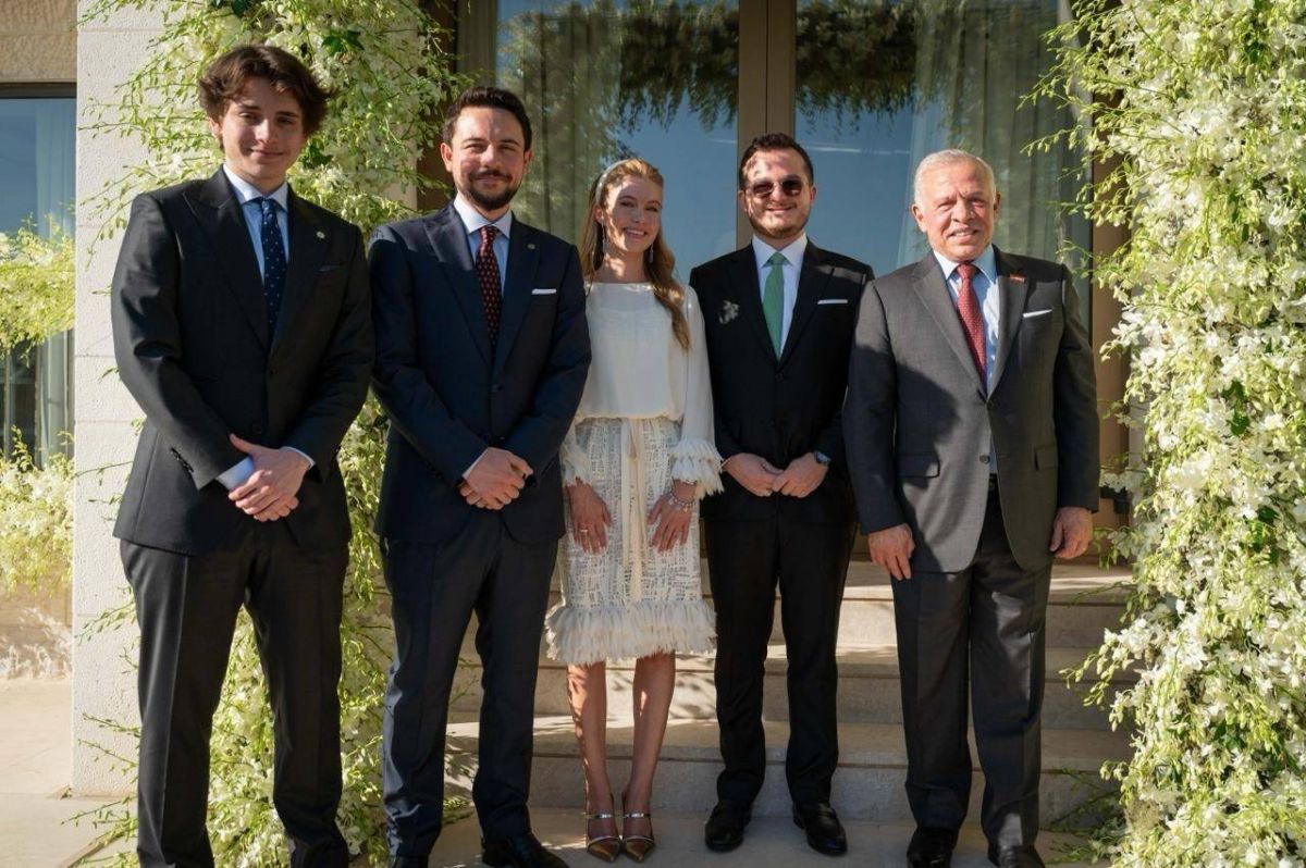 الأميرة عائشة بإطلالة مذهلة في خطوبتها