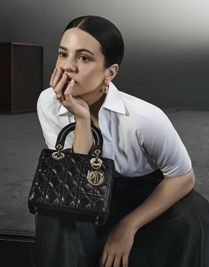 Rosalia تجسّد حملة حقيبة Lady Dior