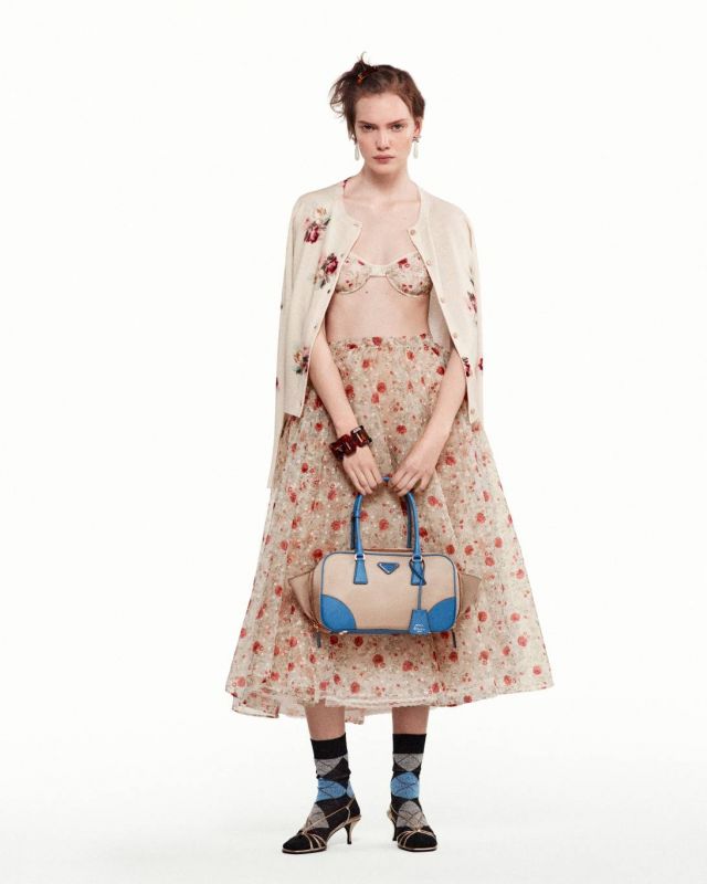 Prada تمزج التناقض بحِرفية تراثها