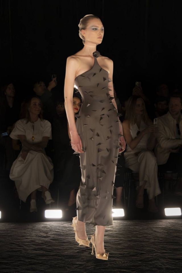 تصاميم مبتكَرة من Schiaparelli لخريف وشتاء 2024/25
