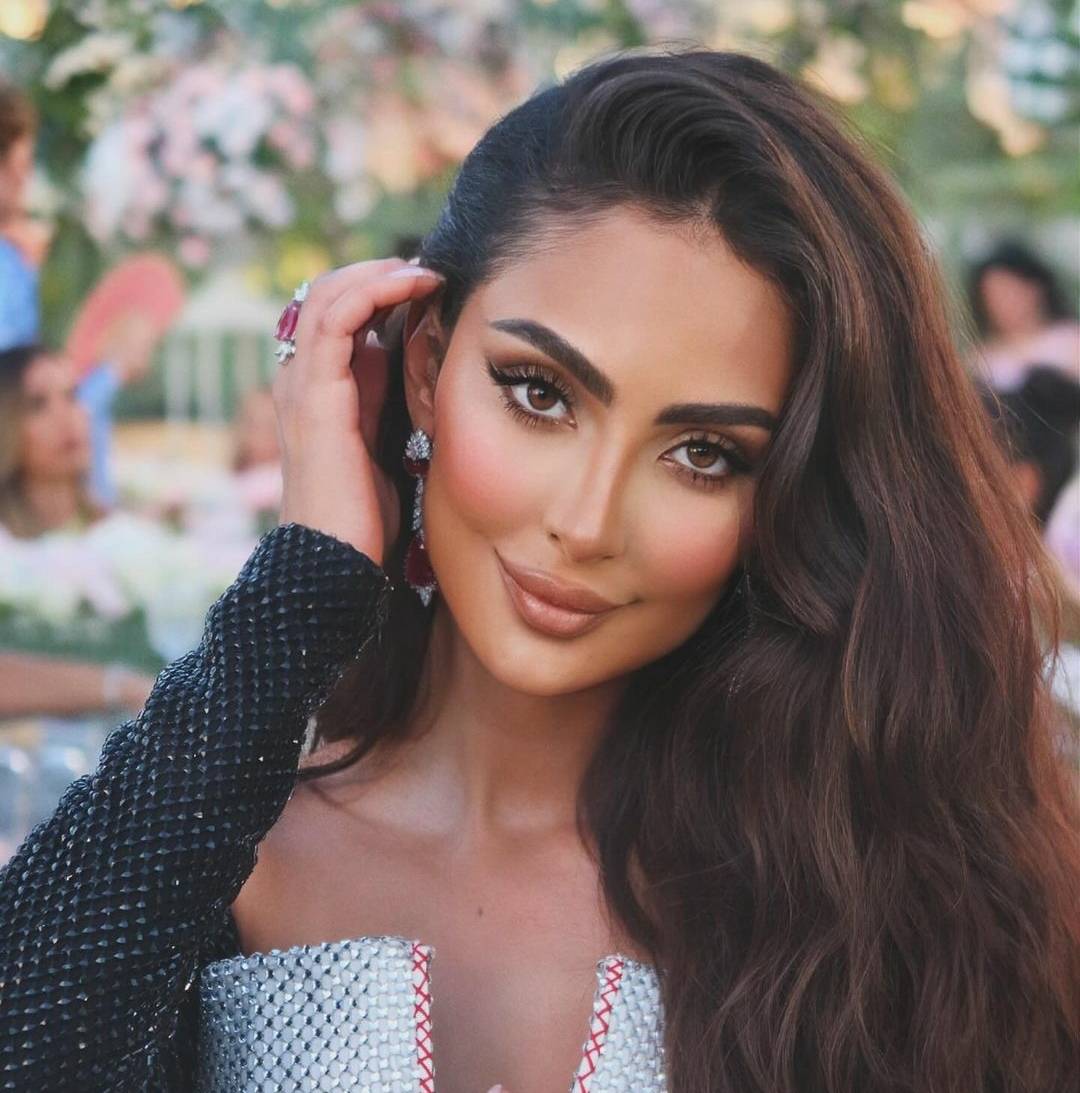 نور الغندور تضج أنوثة بفستان أنيق ومجوهرات فخمة