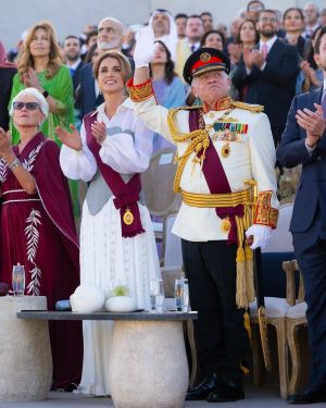 إطلالة الملك رانيا تجمع بين التراث والفخامة العصرية