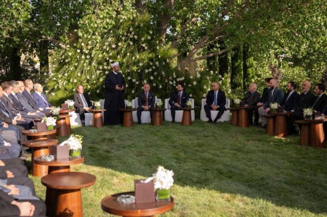 الملك عبدالله الثاني بن الحسين مستقبِلاً جاهة آل المفتي