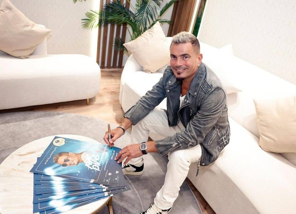 بالفيديو - بعد صفعه أحد المعجبين.. حقيقة إحالة عمرو دياب للتحقيق