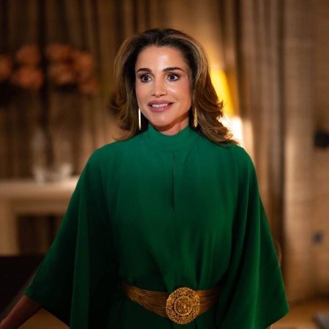 الملكة رانيا تختار تاج 