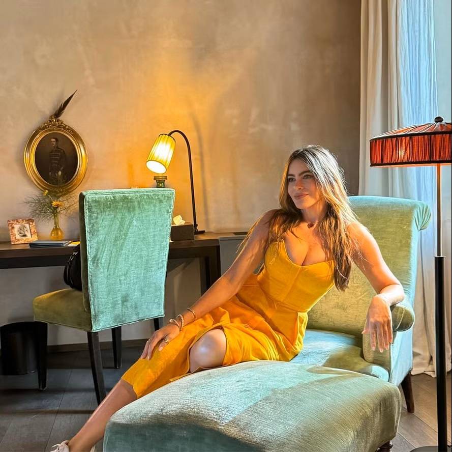 صوفيا فيرغارا بإطلالة حيوية في إجازتها الرومانسية مع سليمان