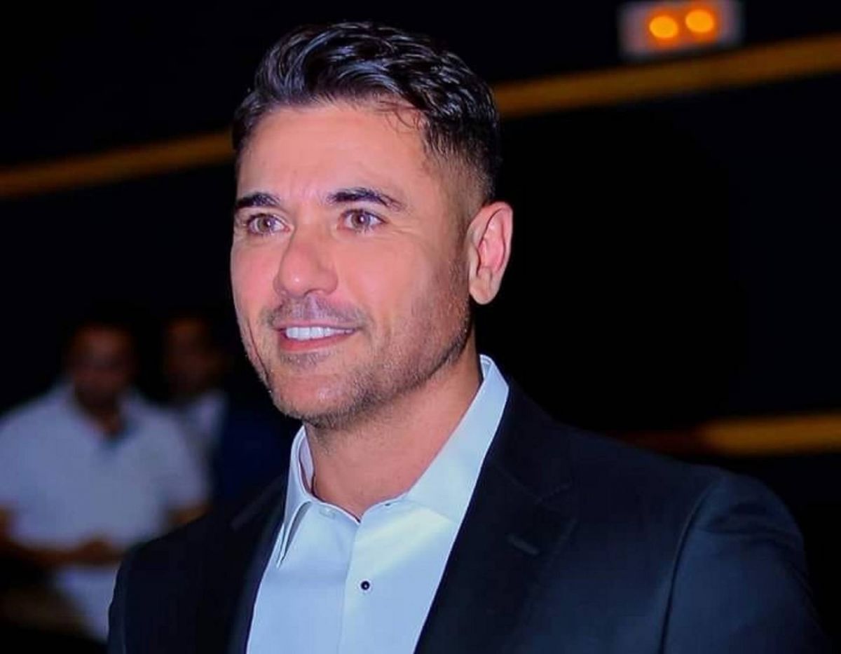 بالفيديو - أحمد عز يفاجئ الجمهور ويوقف عرض مسرحيته لهذا السبب!