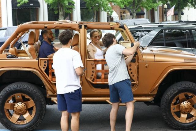 جينيفر لوبيز مع المعجبين وبيني ميدينا