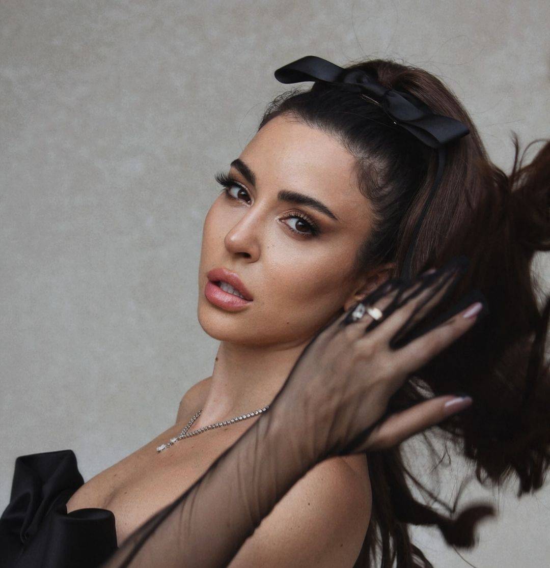 سارة أبي كنعان تضجّ أنوثةً بفستان جريء