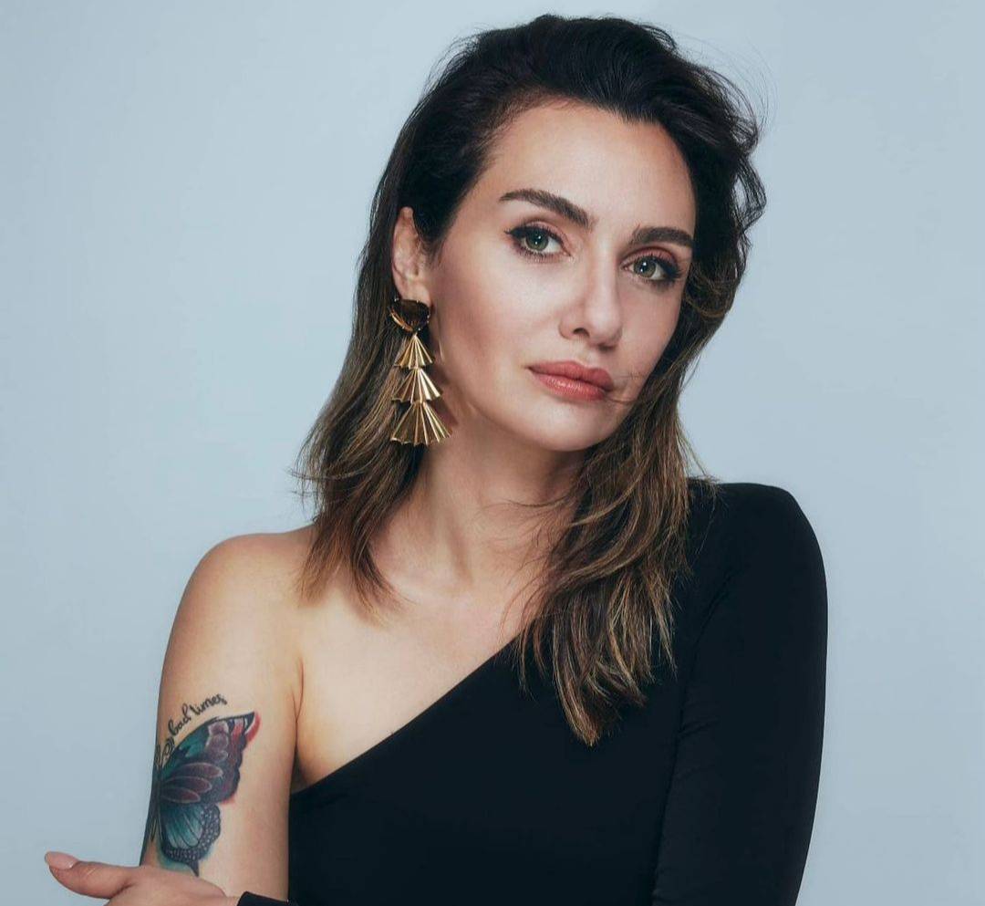 بالصور - إصابة بيرجي أكلاي أثناء التصوير... وهذه حالتها الصحية الآن