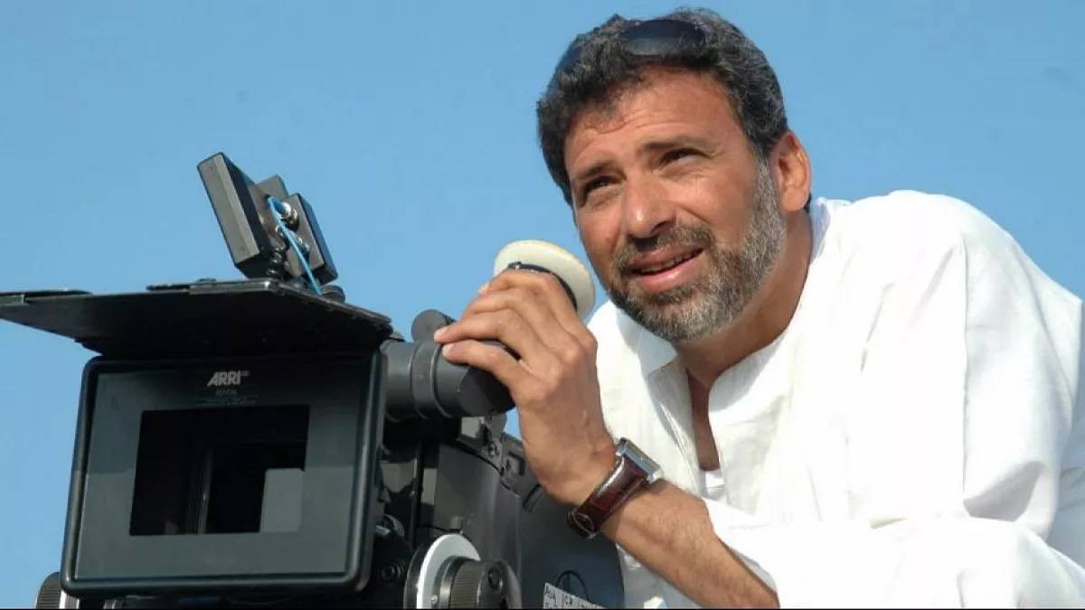 بالصور - خالد يوسف يحتفل بتخرّج ابنه في الجامعة