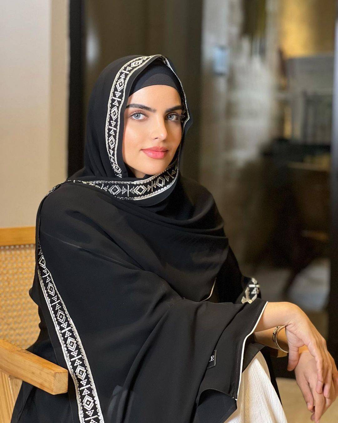 سارة الودعاني تردّ بقوة على منتقدي حملها المتكرّر