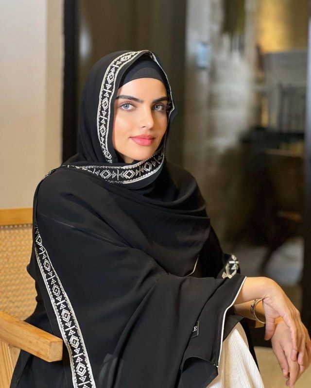 سارة الودعاني تردّ بقوة على منتقدي حملها المتكرّر