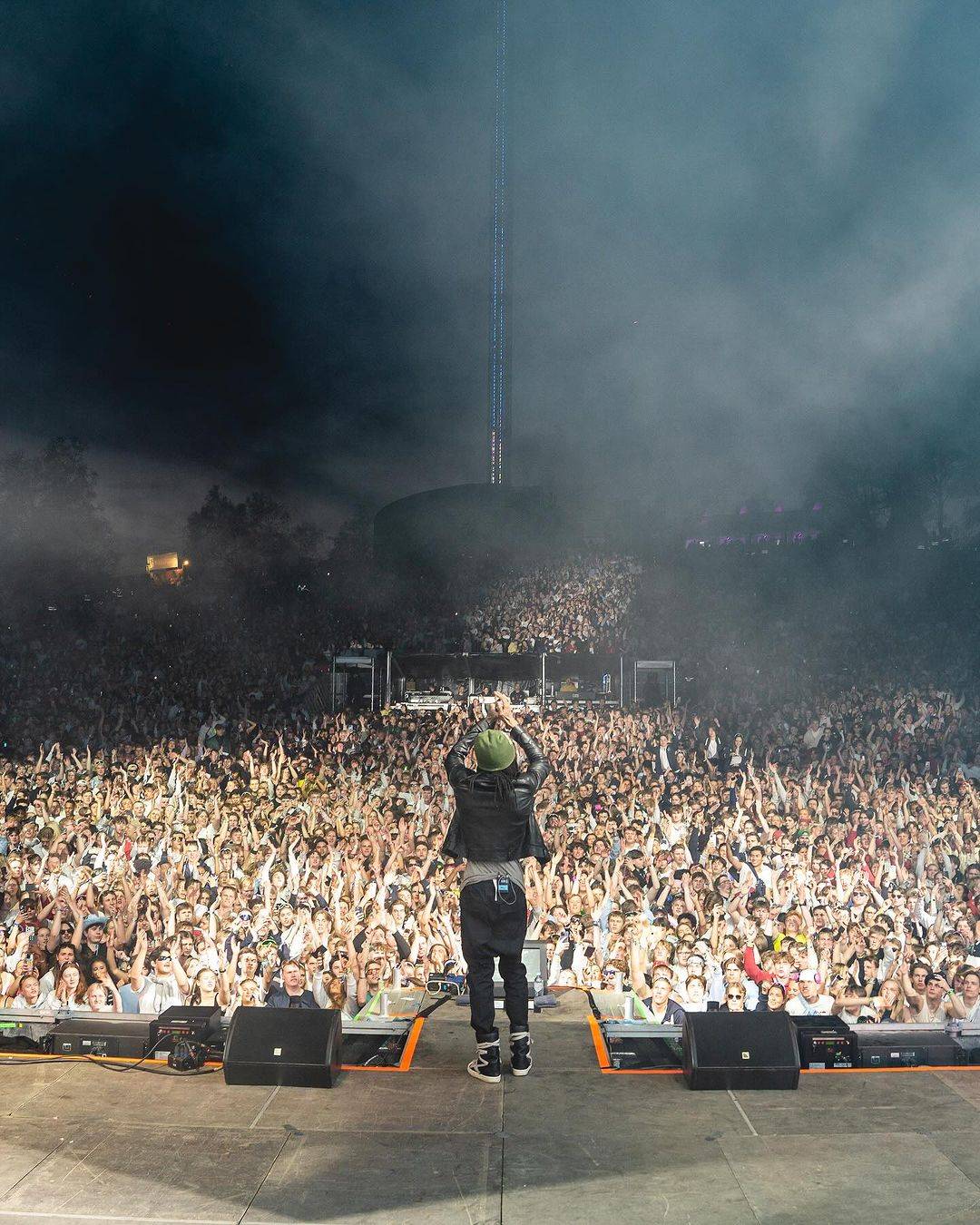 الشرطة توقف مغنّياً بسبب خطأ على المسرح... إليكم التفاصيل