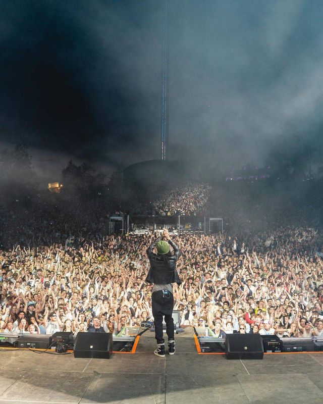 الشرطة توقف مغنّياً بسبب خطأ على المسرح... إليكم التفاصيل