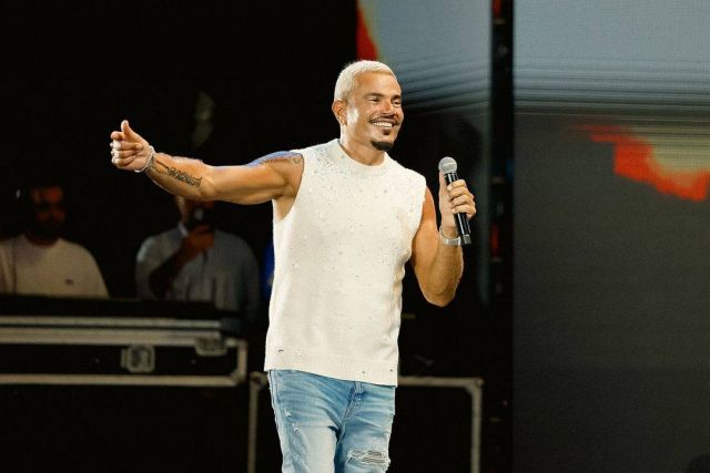 عمرو دياب يزداد شباباً بإطلالة حيوية في الرياض