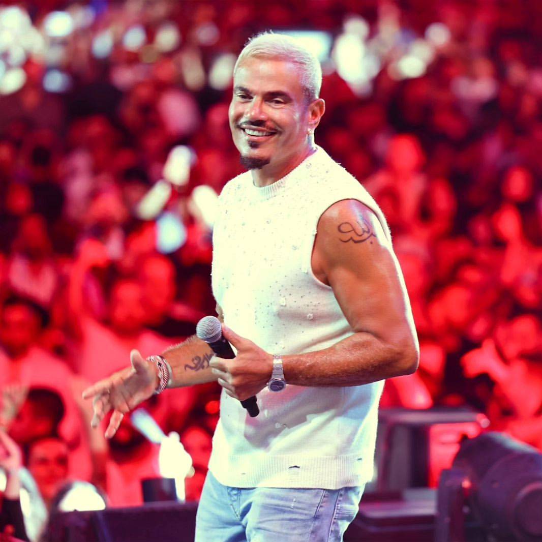 عمرو دياب في إطلالة شبابية خارجة عن المألوف