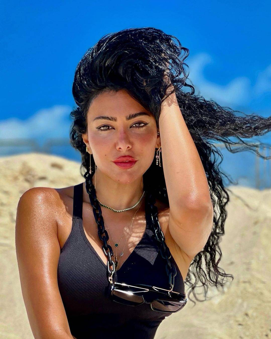 اكسسوارات صيفية بسيطة تغيّر إطلالة ميرهان حسين