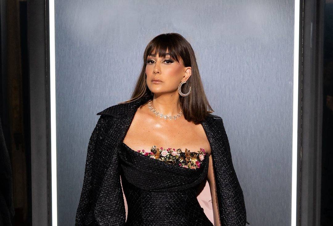 غادة عبد الرازق تتألق بفستان أسود أنيق