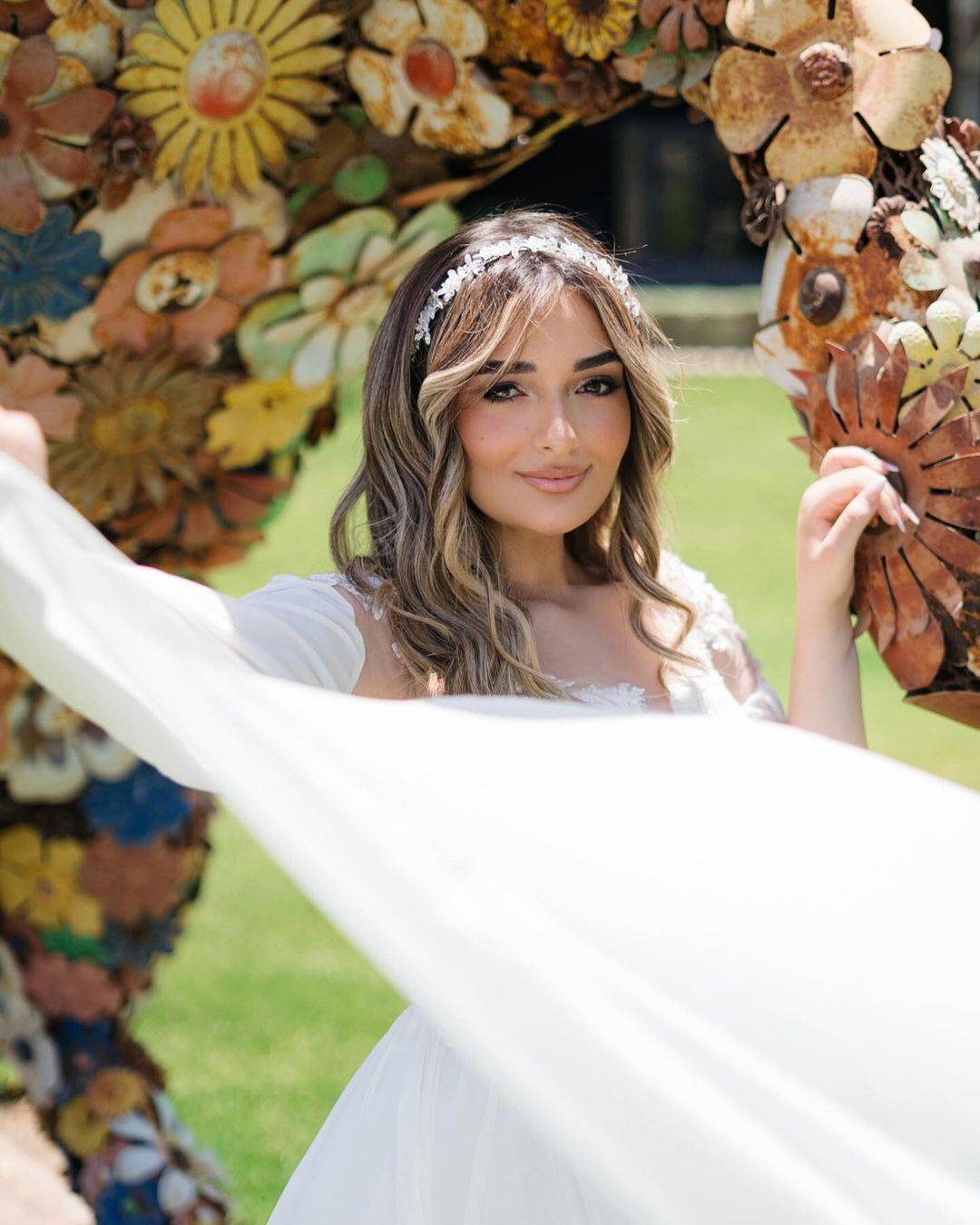 ملك أحمد زاهر كالأميرات بفستان أبيض أنيق