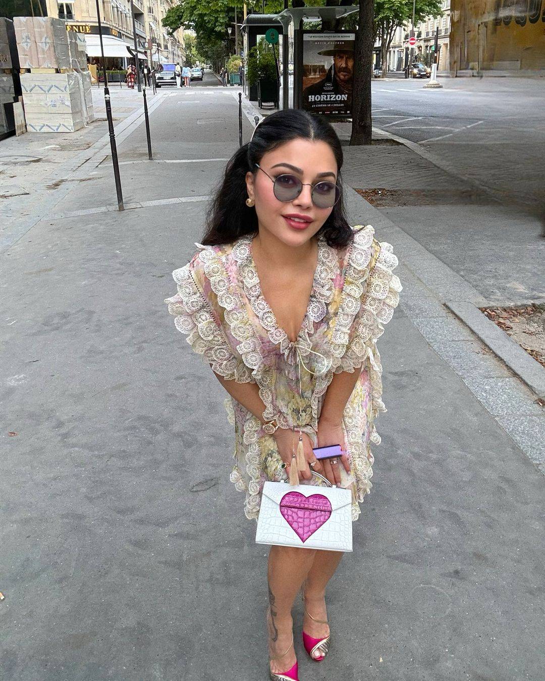 هيفاء وهبي تضجّ أنوثةً بفستان جريء