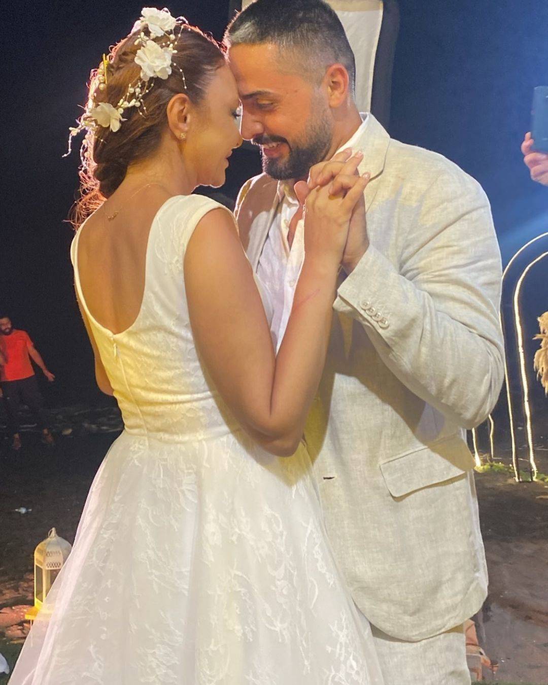 العروسان نادين تحسين بك وإياد عيسى يتصدّران 