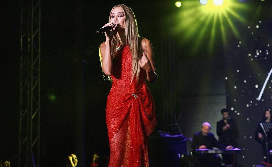 الكريستال البرّاق يزيّن فستان مايا دياب الأحمر