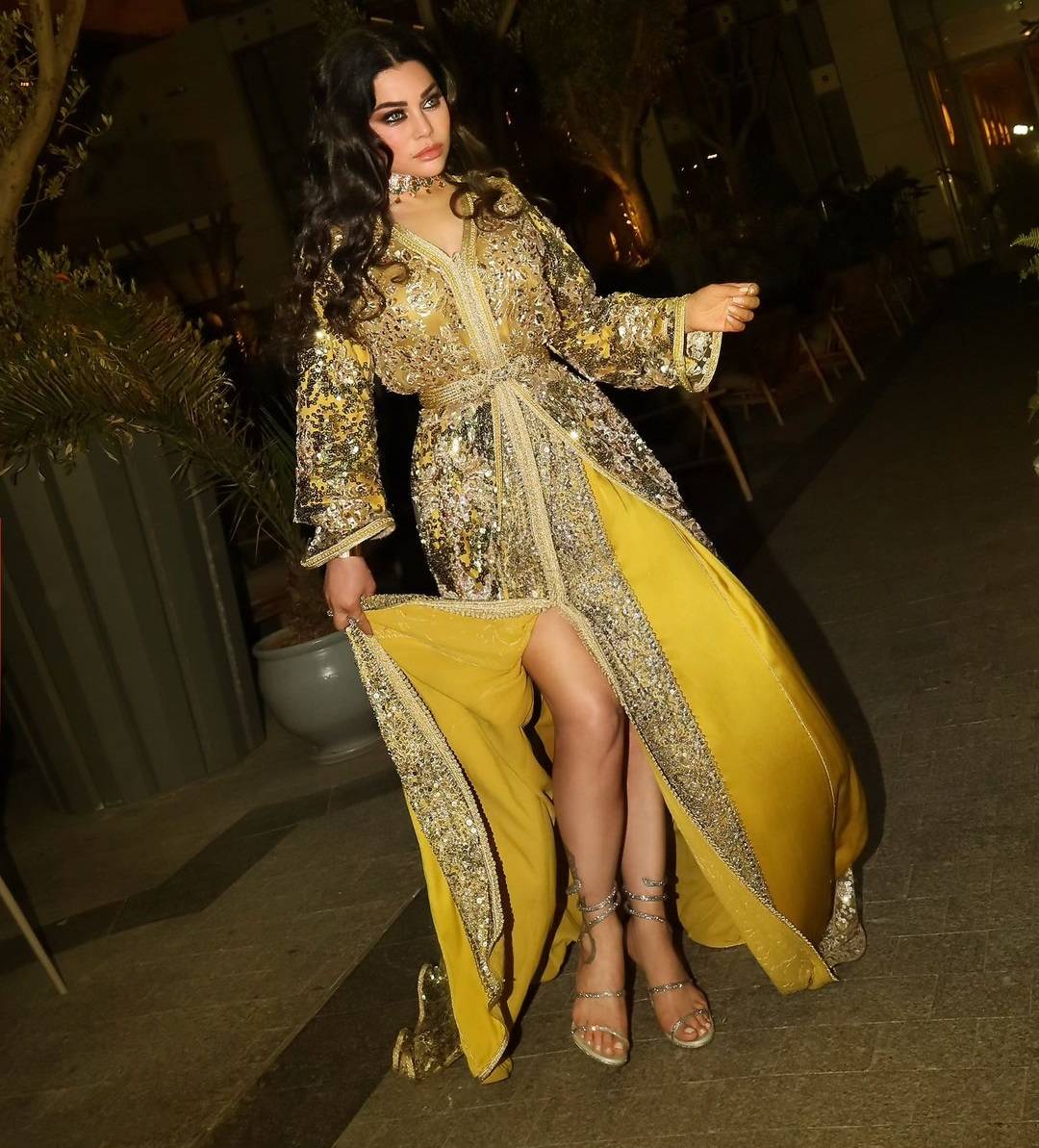هيفاء وهبي مبهرة بالقفطان الذهبي