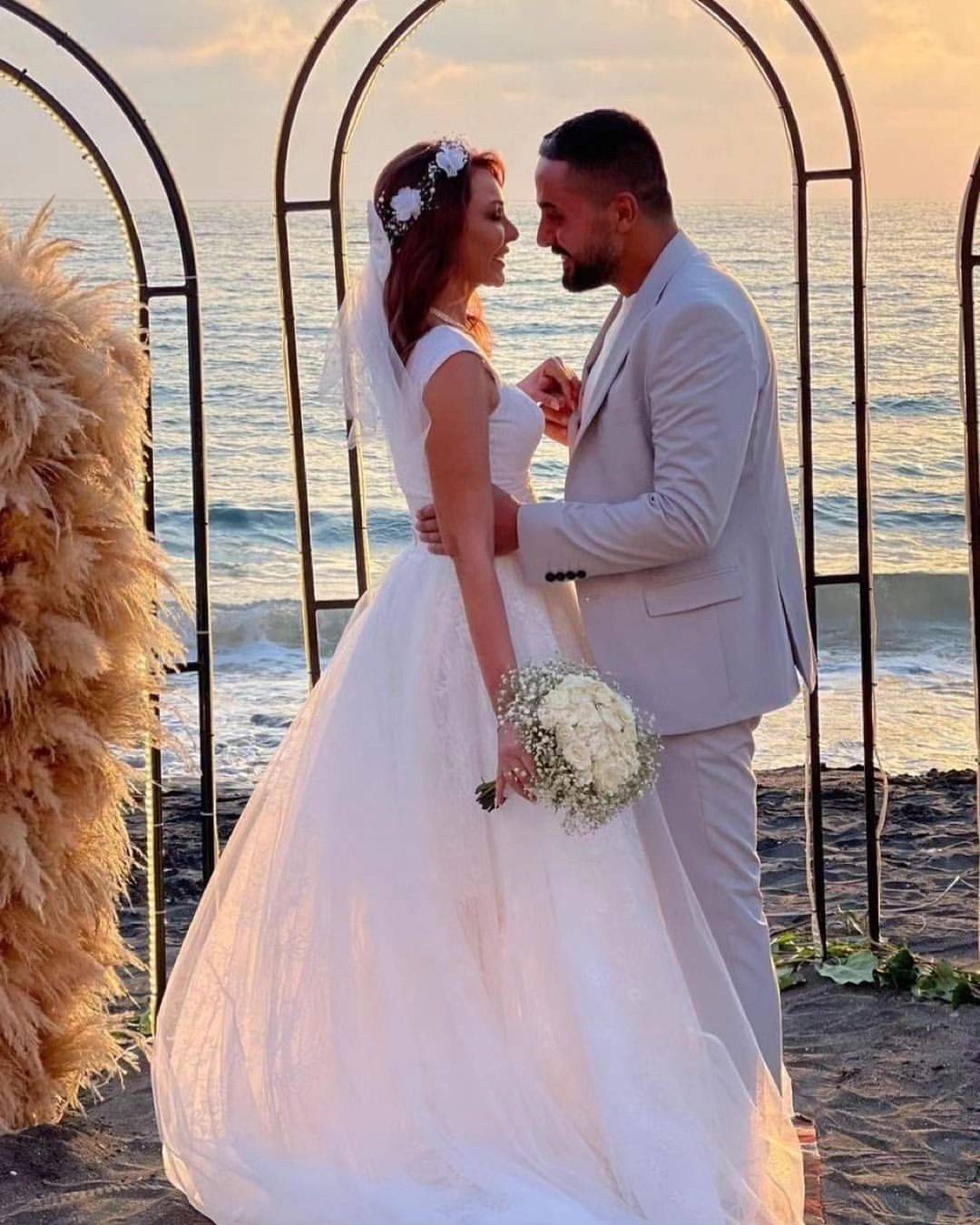 بالفيديو - نادين تحسين بك وإياد عيسى يحتفلان بزفافهما في أجواء صيفية ممتعة