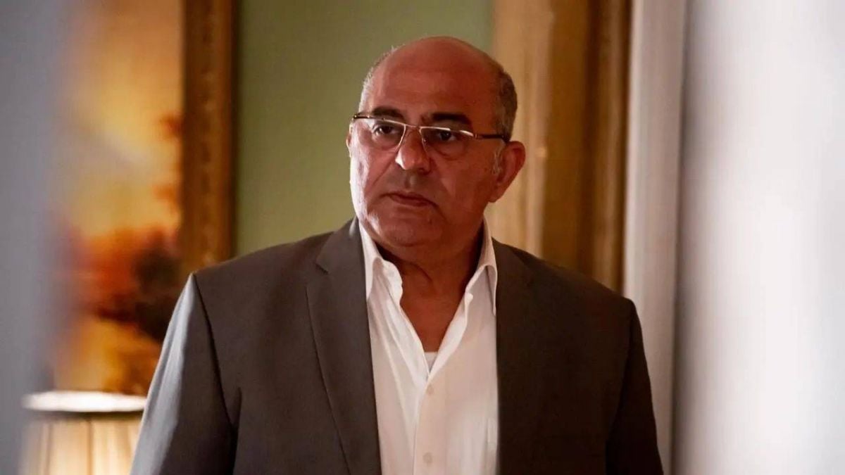 بالفيديو - فنان شهير يبكي على الهواء بسبب زوجته