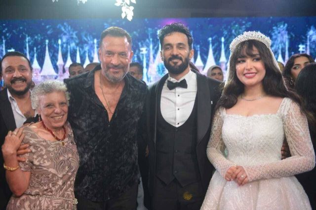 ماجد المصري وعرفة عبد الرسول مع حسني شتا وعروسه