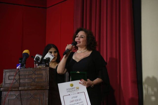 إلهام شاهين خلال تكريمها