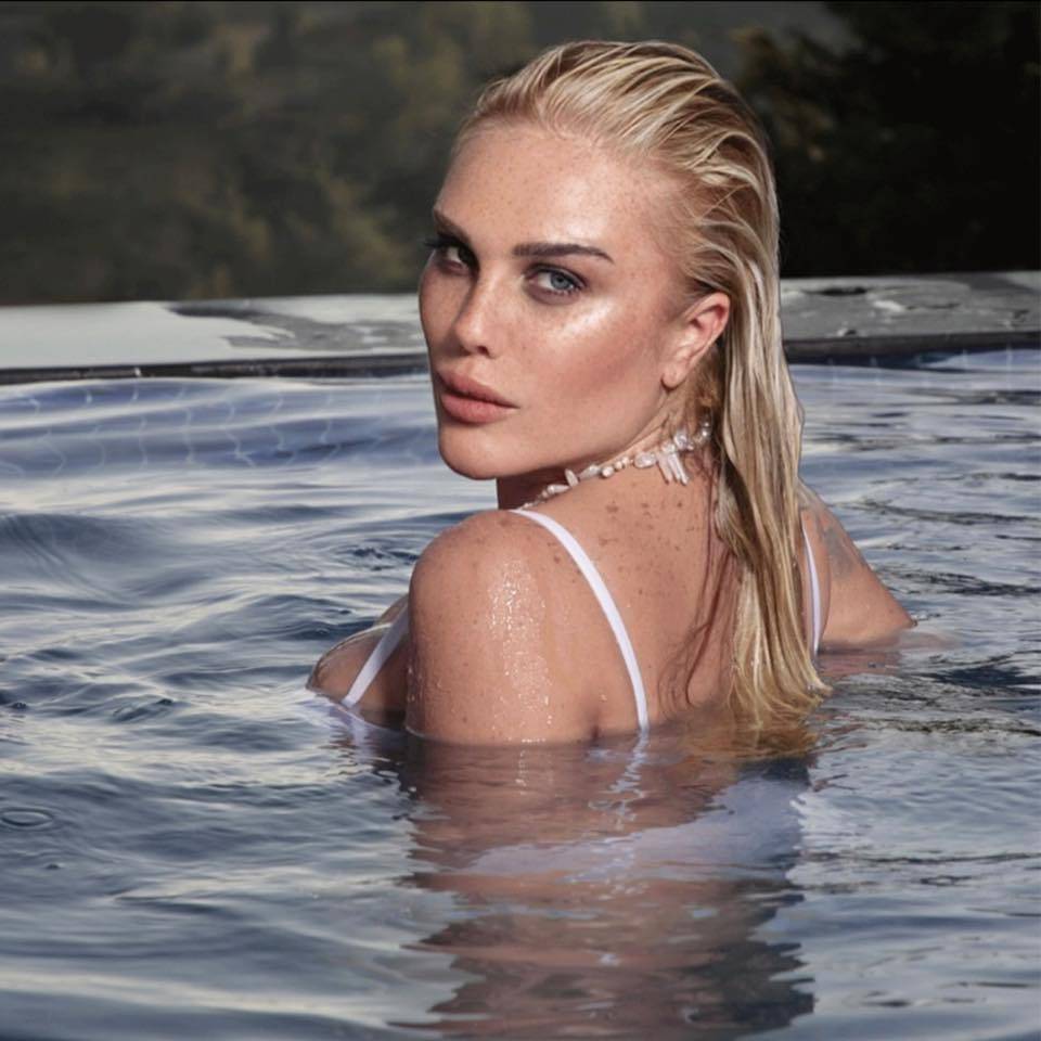 نيكول سابا تستعين بكريم عبد العزيز للرد على انتقادات أغنيتها