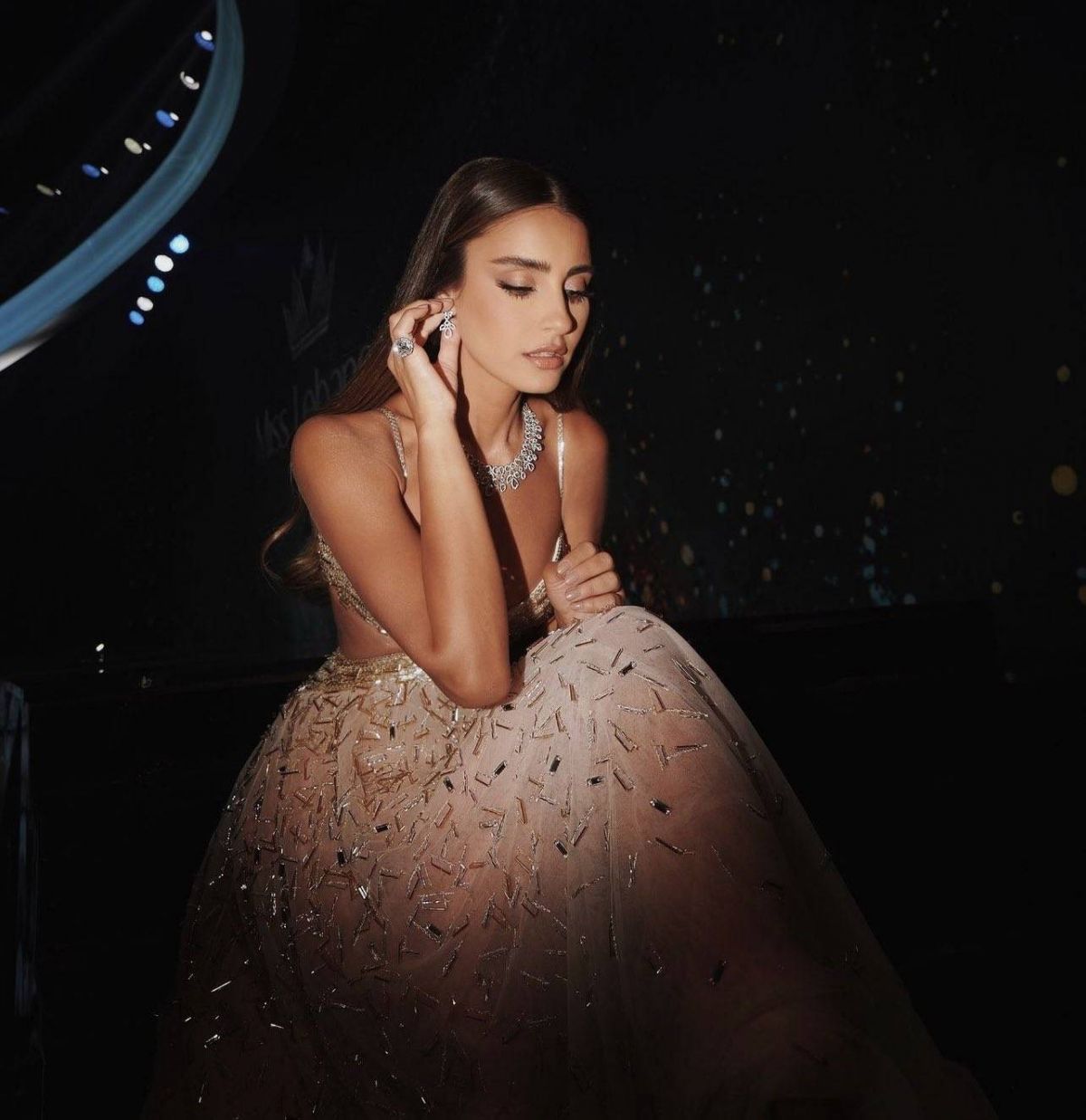 إيميه صياح تخطف الأنظار ببراعتها وإطلالتها في ملكة جمال لبنان