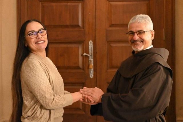 شريهان تستقبل الأب بطرس دانيال