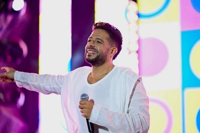 محمد حماقي يعبّر عن سعادته بصور عفوية