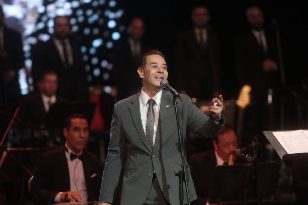 بالصور - مدحت صالح يُحدث ضجة بحفله في دار الأوبرا