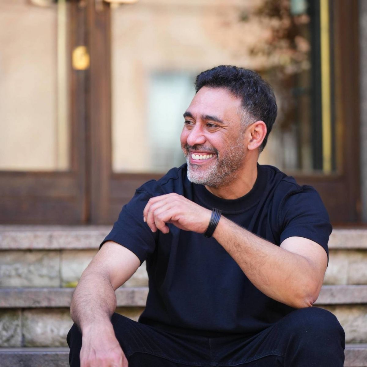 عمرو مصطفى يحتفل بالمرأة على طريقته الخاصة