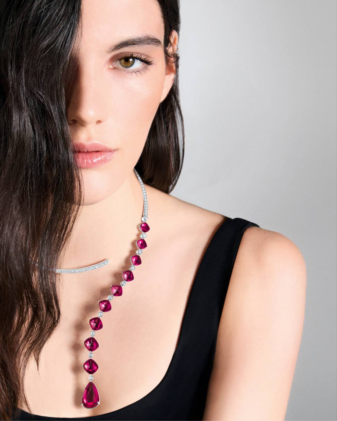 Boucheron تحتفل بتحفتها العريقة في المجوهرات الراقية: عقد علامة الاستفهام