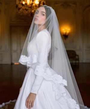 ملكة جمال الكون تتألق بفستان زفاف مَلَكي