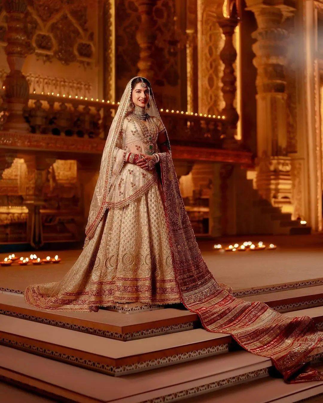 فستان زفاف راديكا ميرشانت بتفاصيل مذهلة... ذهب ومجوهرات